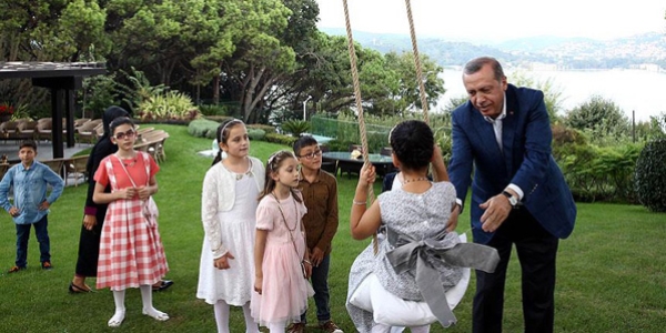 Cumhurbaşkanı Erdoğan Huber Köşkü'nde çocukları ağırladı
