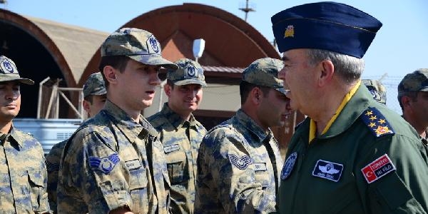 Hava Kuvvetleri Komutanı, savaş uçağı pilotları ile bayramlaştı