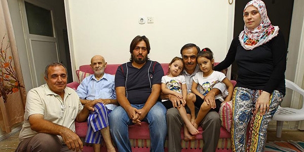 93 yaşındaki Ahmet Dede evini sığınmacı aileye açtı