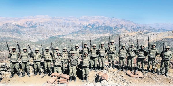 Sırt sırta uyku, omuz omuza gözetleme