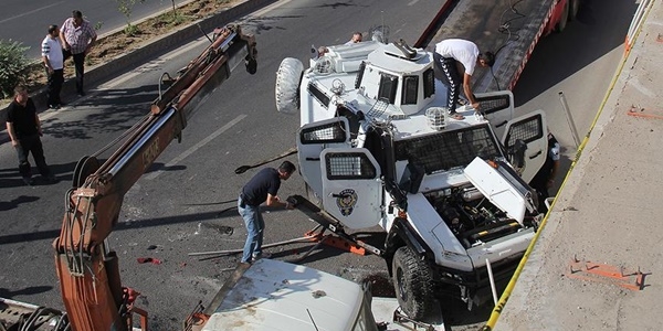 Diyarbakır'da zırhlı araç devrildi