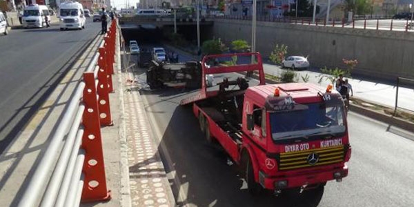 Polis aracı 10 metreden yola düştü: 3 yaralı