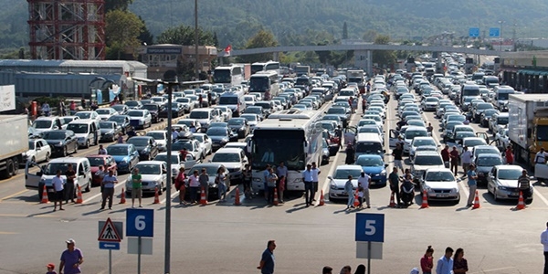 Topçular Feribot İskelesi'nde uzun araç kuyrukları