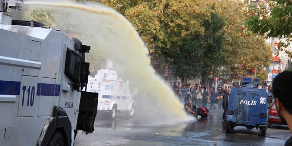 İstanbul'da izinsiz gösteriye polis müdahalesi