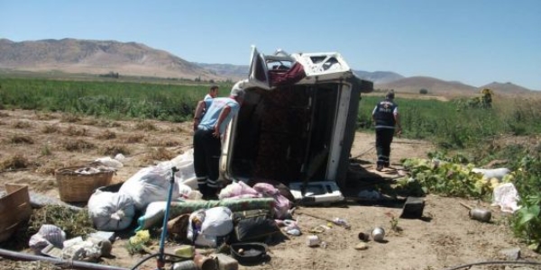 Tarım işçilerini taşıyan minibüs devrildi: 9 yaralı