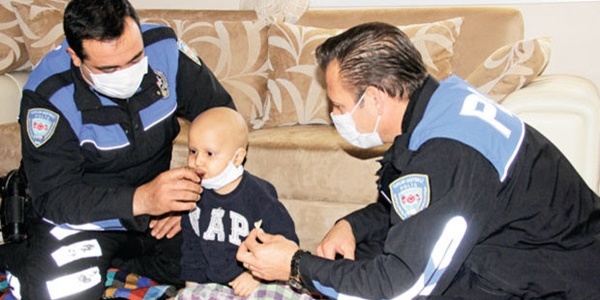 Sadece polisin elinden ilaç içen Yağız, lösemiyi yendi!