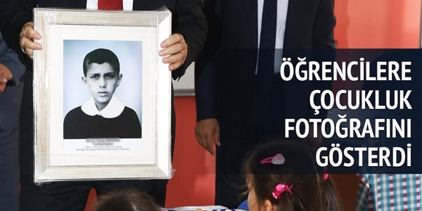 Erdoğan önlüklü fotoğrafını öğrencilere gösterdi