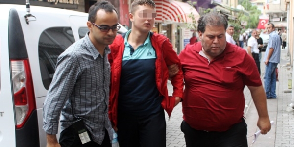 Sınıf başkanı sınıfa girmeyen öğrenciyi bıçakladı