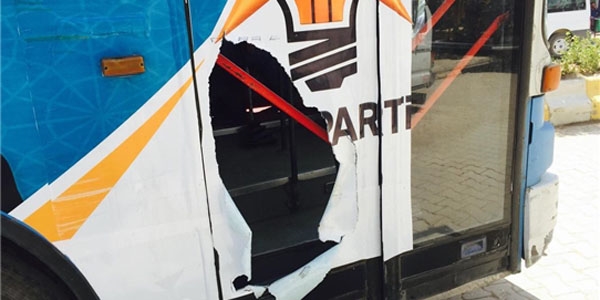 Ağrı'da AK Parti seçim otobüsüne taşlı saldırı