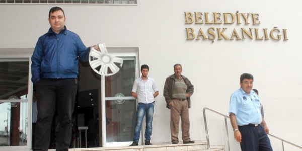 Tekerleği patlayınca jantla belediyeyi bastı