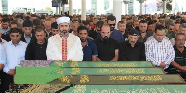Otobüs kazasında hayatını kaybedenlere veda