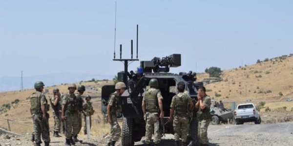 Yol kesen teröristlerle asker arasında çatışma