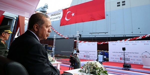 Yüzde yüz yerli amfibi harp gemisi suya indirildi