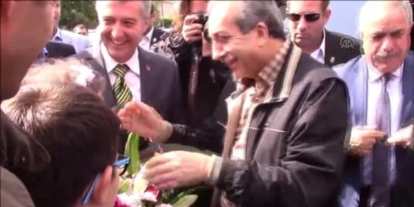 Eski bakan Eker, biçerdöverle ayçiçeği hasadı yaptı