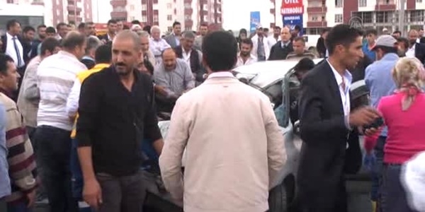 Ağrı'da yolcu otobüsüyle otomobil çarpıştı: 22 yaralı