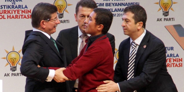 14 yaşındaki Emre Kaya Başbakan Davutoğlu'na sarıldı