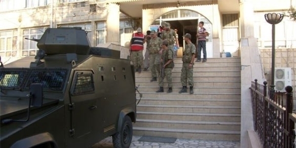 Hakkari'de bir terrist teslim oldu