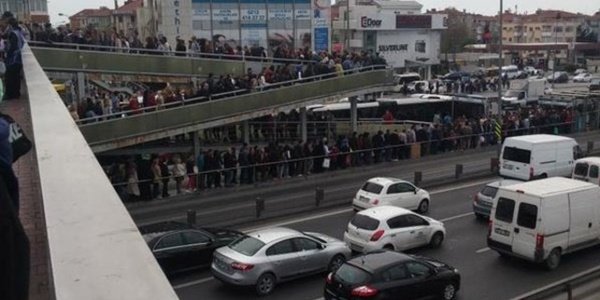 Metrobüs durağında insan seli!