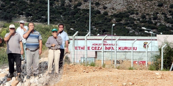 Mahkumlar içerde, mahalleli dışarda ceza çekiyor