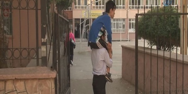 Engelli oğlunu hergün sırtında okula götürüyor!