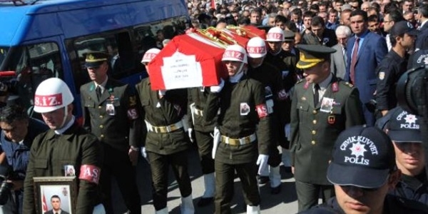 Şehit uzman çavuşu 10 bin kişi uğurladı