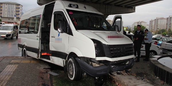 Öğrenci servisi kaza yaptı: 5 yaralı