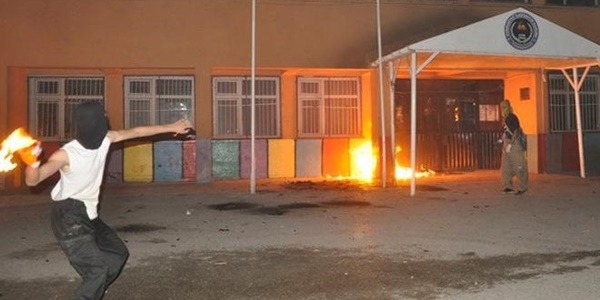 Teröristler 20'yi aşkın öğretmeni alıkoydu!