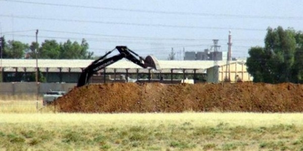 Sınırda hendek kazma çalışmaları sürüyor