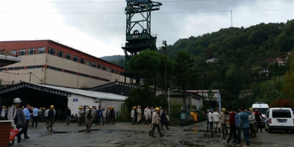 Madendeki yangın sürüyor, müessese boşaltıldı