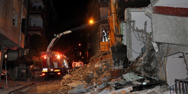 Bahçelievler'de yıkımı süren bina çöktü: 1 ölü