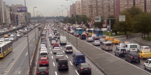 stanbul'da yamur trafii de beraberinde getirdi