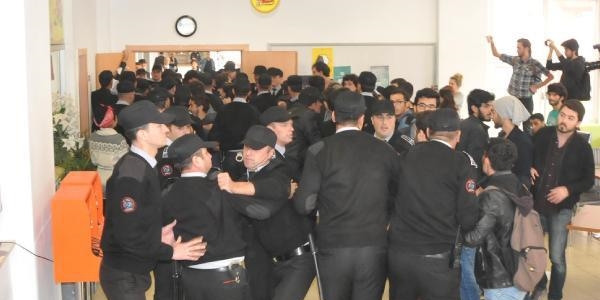 Anadolu Üniversitesi'nde afiş kavgası