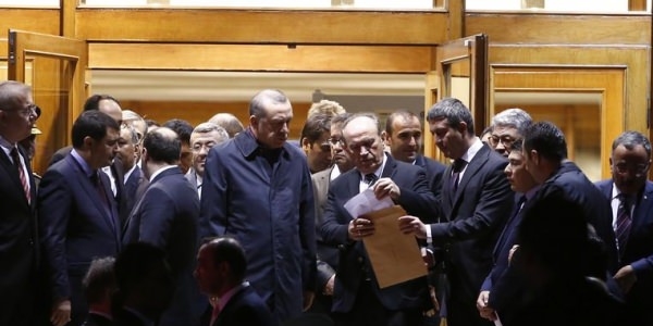 Erdoğan'a havalimanında gizemli dosya