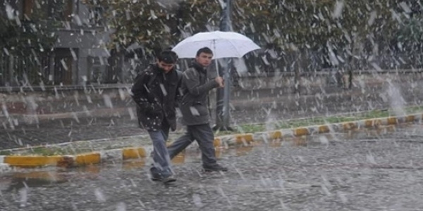 Ardahan-Artvin karayolunda kar yağışı