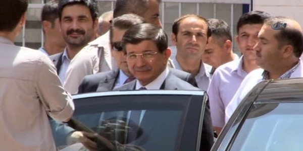 Davutoğlu, hastanede tedavi gören yaralıları ziyaret etti