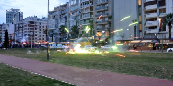İzmir'de polise taşlı saldırı: 2 yaralı