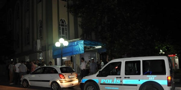 Protesto yürüyüşünü çeken polis memuru darbedildi