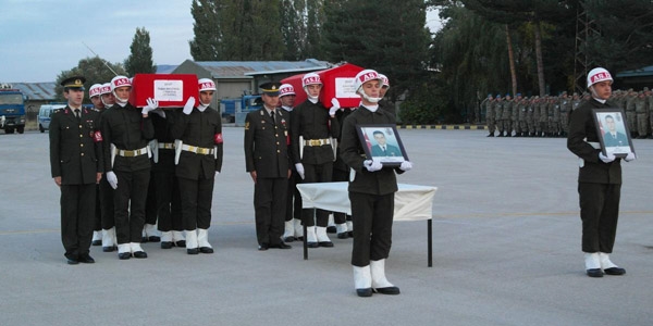 Şehit askerler için Erzurum'da resmi tören düzenlendi