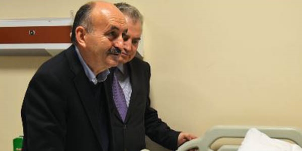 Müezzinoğlu, hastanede tedavi gören yaralıları ziyaret etti