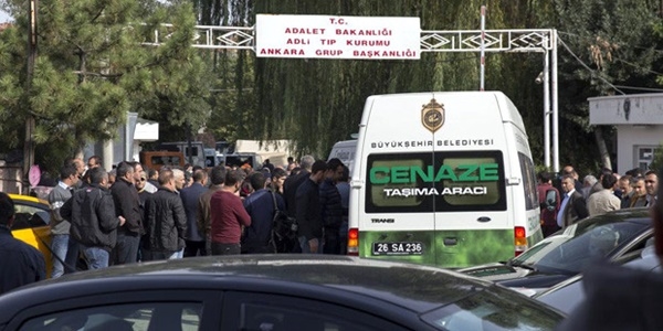Patlamada ölenlerin cenazeleri ailelerine teslim ediliyor