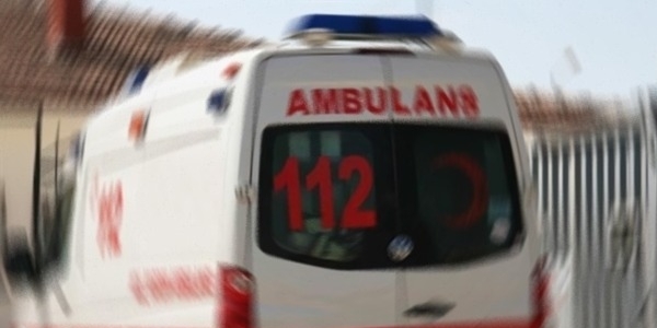 Minibüsle otomobil çarpıştı: 8'i öğrenci 12 yaralı