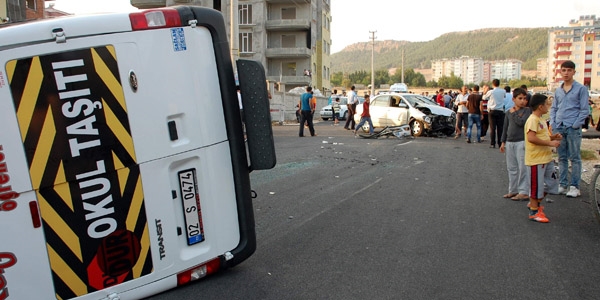 Öğrenci servisiyle otomobil çarpıştı: 15 yaralı