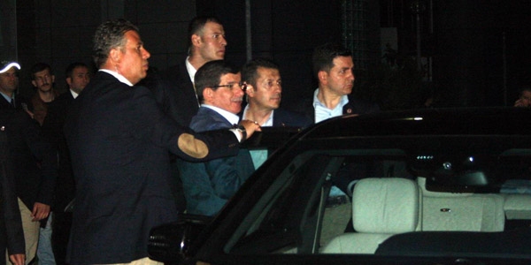 Davutoğlu, makamında vurulan Başkanı ziyaret etti
