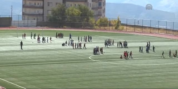 Şırnaklı çocukların yeşil sahada futbol keyfi