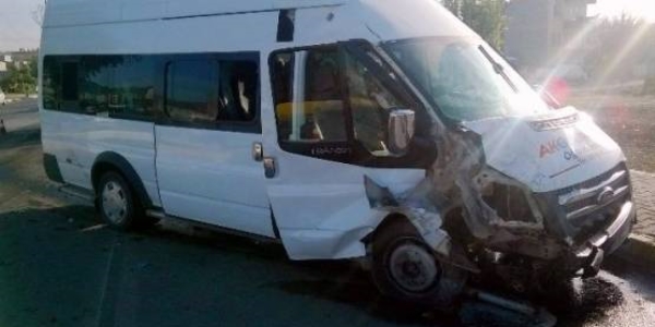 Öğrenci servisi ile kamyonet çarpıştı: 4 yaralı