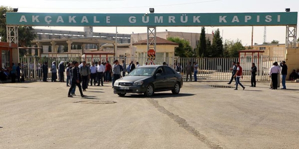 Akçakale Gümrük Kapısı insani yardımlara açıldı