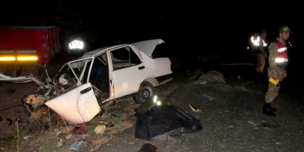 Gaziantep'te kamyonet ile otomobil çarpıştı: 2 ölü, 2 yaralı