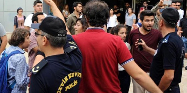 Akdeniz Üniversitesi'nde afiş gerginliği