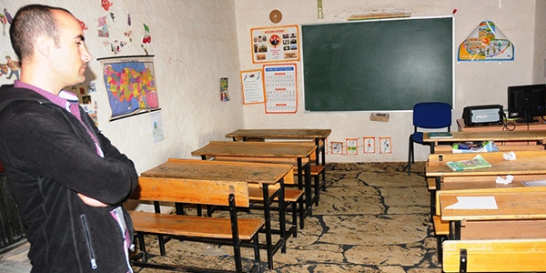 Tek odalı evini okul yaptı