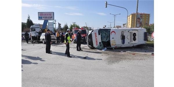 Ambulans ile otomobil çarpıştı: 5 yaralı